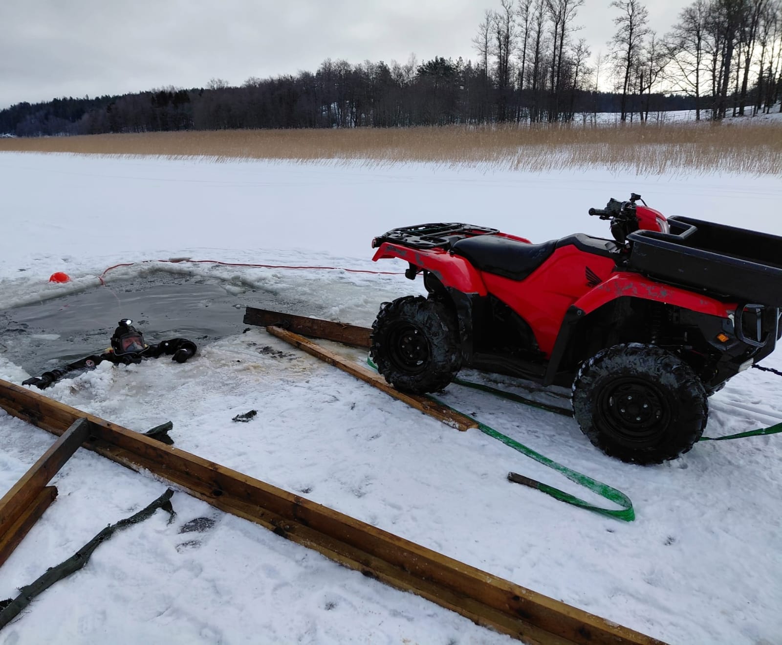 Uponneen mönkijän ja kärryn nosto Paraisilla